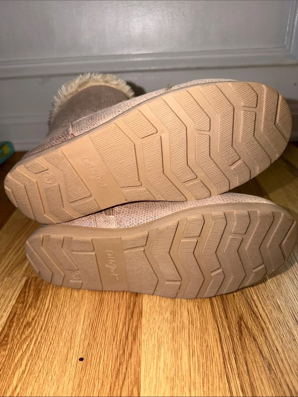 Cat & Jack Shimmery Cream Faux Fur Lined Kids Boots size 5